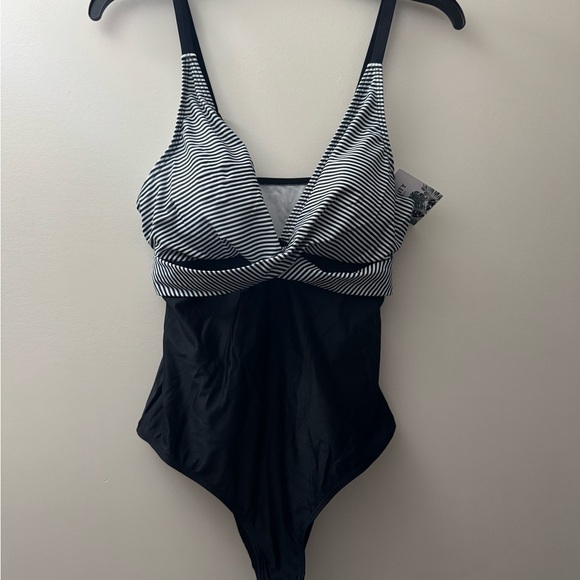 Chic Black and White One Piece Swimwear - Picture 2 of 5